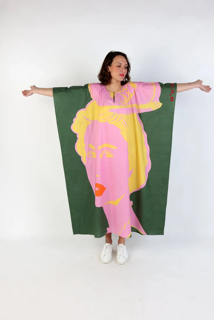 741, 89 km From Balmoral Castle, Iconic Queen - Kaftan Kaftan