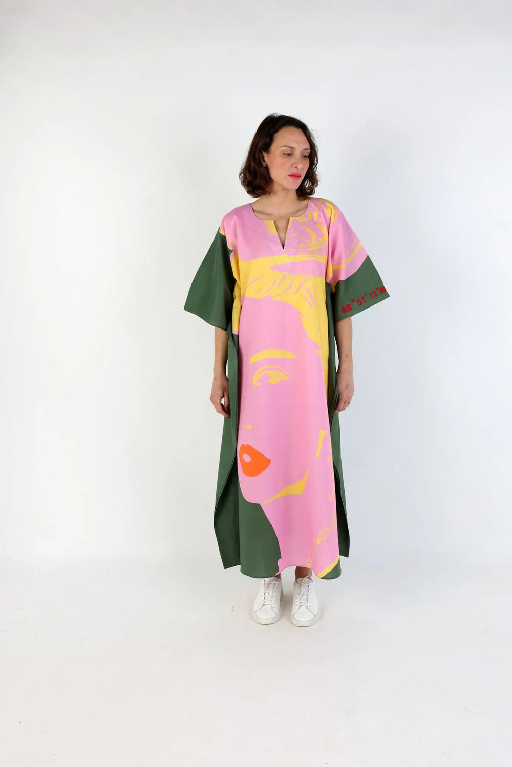 741, 89 km From Balmoral Castle, Iconic Queen - Kaftan Kaftan